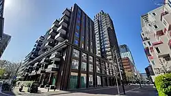 Het gebouw gezien vanaf de kruising George Gershwinlaan-Benjamin Brittenstraat