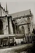 Foto van George Hendrik Breitner van een etalage van het Photographisch atelier S. Herz bij de Nieuwe Kerk (1897).
