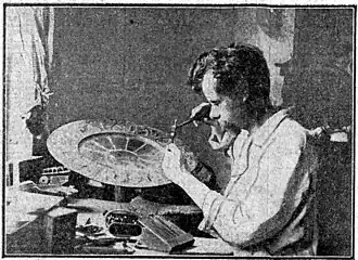 Lantman aan het werk in eigen atelier in Amstelveen aan een tombak schaal. Dit werk was tentoongesteld op de ‘Exposition Internationale de Bruxelles’ in 1910.[1]