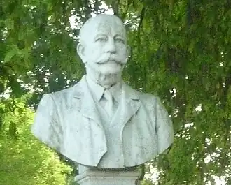 het borstbeeld van Barnet Lyon staat sinds 2017 op deze vestiging van het Surinaams Museum