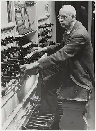 George Robert achter het Müllerorgel in de Grote of St. Bavokerk te Haarlem (ongedateerde foto)