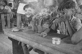 George Simon in het klaslokaal van St. Cuthbert