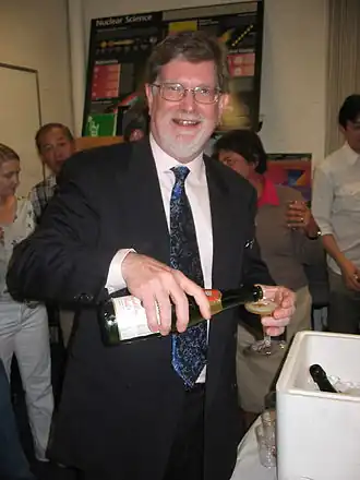 George Smoot viert zijn Nobelprijs op 3 oktober 2006 bij het Lawrence Berkeley National Laboratory.