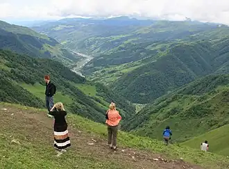 Uitzicht over de gemeente en de Ksani vanaf de Lomisakerk
