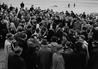 Ger de Roos met zijn 'Orkest Zonder Naam' maken zich klaar om 'Het Ding' in de zee bij Zandvoort te gooien, 1951