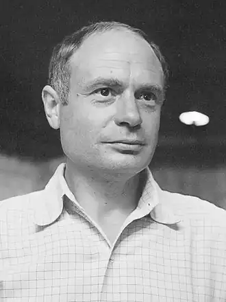 Bruning in de kunstgalerie van Douglas J. Cooper "Gallery Emeritus voor jonge en talentvolle artiesten" te Amsterdam (1969)