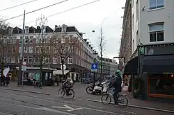 Links het plein; dwarsstraat rechts is de Gerard Doustraat