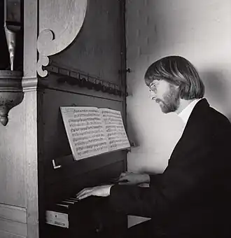 Gerard Habraken op het Binvignat-orgel in het kapel van de voormalige Heilig Hartkerk aan de Ploegstraat in Eindhoven (ca. 1985).