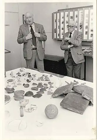 Marten Wiegeraadt (rechts) samen met de Edese wethouder Bos (links). Foto gemaakt in 1979