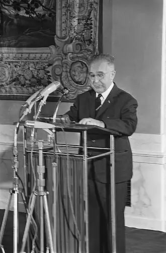 Gerard Walschap spreekt zijn dankwoord na het ontvangen van de Prijs der Nederlandse Letteren in 1968