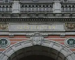 Versieringen boven de hoofdingang