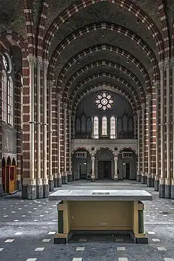 Gezicht op orgelgalerij en orgel