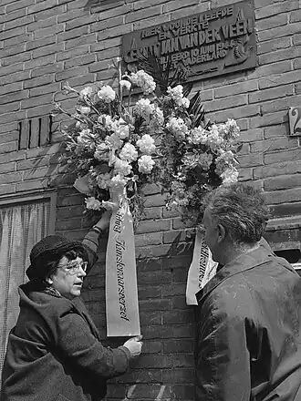 Hund (rechts) bij de onthulling van de plaquette voor Gerrit van der Veen in 1965