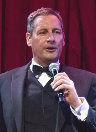 Verhulst tijdens de Samson & Gert Kerstshow in 2013