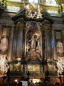 Onthulling van het beeld van Sint Ignatius door het wegzakken van het altaarschilderij.