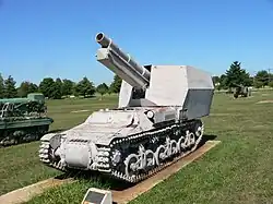 Een 15 cm sFH13 op het chassis van de Lorraine Schlepper