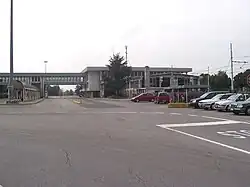 Het station gezien uit het oosten. Met de loopbrug over het busstation