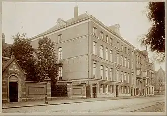 Het voormalige gesticht voor volwassen blinden op de Stadhouderskade 84. Foto gemaakt door Benjamin Wilhelmus Stomps, datering opname tussen 1890 en 1900.