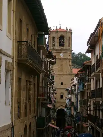 Kale nagusia (Hoofdstraat) in het centrum van Getaria, met de toren van de Verlosserskerk