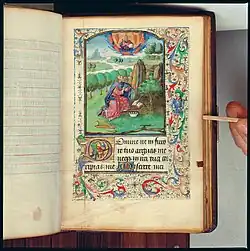 f135r: Boetepsalmen - Koning David biddend tot God