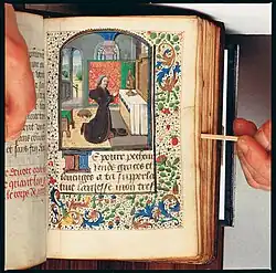 f55r: Opdrachtgever in gebed voor de monstrans (bij de bijzondere gebeden)