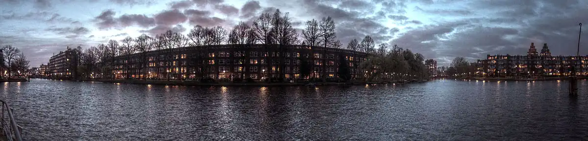 De Geuzenkade, gezien vanaf de overkant van de Kostverlorenvaart. Maart 2014