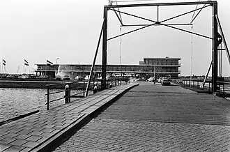 Toegangsweg en brug naar de Bannehof