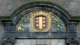 Fronton met stadswapen boven de toegang tot de voormalige gasthuiskapel van het Catharina Gasthuis