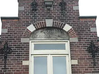 Geveldetail hofje aan de Minstraat 45 tot 53