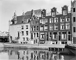 Gevels aan de Achtergracht bij de hoek van de Amstel (1955)