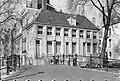 De brug in 1962 met op de achtergrond Reguliersgracht 134-136