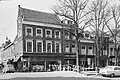 Winkelwoonhuis met voorgevel uit het midden van de 18de eeuw in Lodewijk XIV-vormen. In opzet 16de-eeuws. Het is architectuurhistorisch van belang als voorbeeld van Lodewijk XIV-architectuur in de stijl van Daniel Marot.