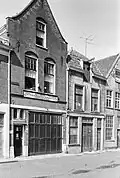 Bedrijfspand met bovenwoning, rond 1910 gebouwd voor de gemeente Delft als stalling voor brandweermaterieel met bovenwoning, traditionalistische gevelarchitectuur met vernieuwde elementen. Het herinnert aan de vroegere organisatie van de gemeentelijke brandweerbestrijding met verspreid door de stad stallingen van brandweermaterieel. Het is van belang als eenvoudig voorbeeld van een traditionalistische bouwtrant met vernieuwende elementen uit het begin van de 20ste eeuw.