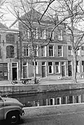 Pand met beneden- en bovenwoningen, ca. 1880 gebouwd in een sobere traditioneel-classicistische trant.