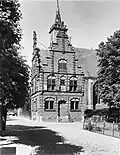 Het raadhuis met op de achtergrond de (later gesloopte) Hervormde Kerk