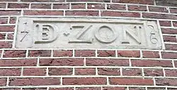Gevelsteen aan de gevel van de Zonstraat 23