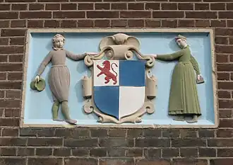 17e-eeuwse gevelsteen met het Wapen van Nieuwe Niedorp, aan de gevel van Rusthuis de Vijverhof.