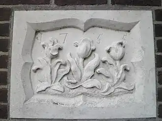 De gevelsteen (replica) die de locatie aangeeft waar ooit de kerk heeft gestaan.