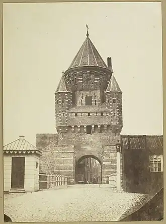 De Kleine Houtpoort gezien vanaf de Kleine Houtweg