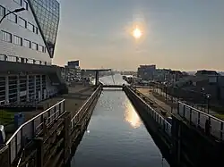 Gezicht op de sluis in het oude Eemskanaal gezien vanuit Kostverloren, Kroonstad tussen Delfzijl en Farmsum. Rechts Kroonstad.
