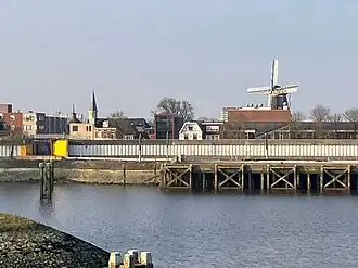 Gezicht op Delfzijl vanuit Kostverloren.