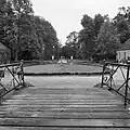 Fraeylemaborg 11 Fraeylemaborg, houten brug op jukken over slotgracht, voorzien van een opklapbaar gedeelte in het midden en ijzeren leuningen