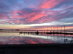 Gezicht op schildmeer vanaf de steiger bij Steendam