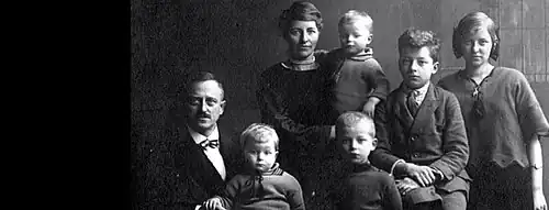 Vlnr: Uilke Gerard, Jaap, Annie Dekker met Dick op haar arm, Johan, Piet en Annie. Oudste zoon Gerard (G.U.) ontbreekt op deze foto.