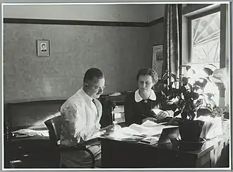Wassink in overleg met directrice S. Joosse, AvL 1940 (foto Wiel van der Randen, Spaarnestad Photo)