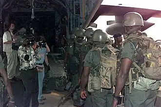 Ghanese ECOMOG-troepen worden door de Amerikaanse luchtmacht naar Liberia gevlogen (foto: feb 1997).