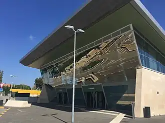 De westgevel van het station