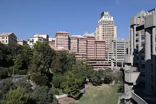 Giardini Baltimora met o.a. vroege wolkenkrabber Torre Piacentini (1940) en brutalistische kantoorgebouwen van de regionale overheid