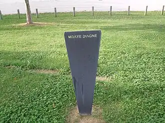 De stele voor Mbaye Diagne in de Tuin van de Rechtvaardigen van de Wereld in Padua, waar personen die tegen genocide hebben gestreden worden geëerd.