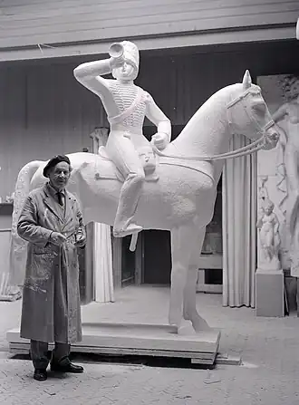 Jacobs van den Hof met zijn beeld De Gele Rijder (1962)